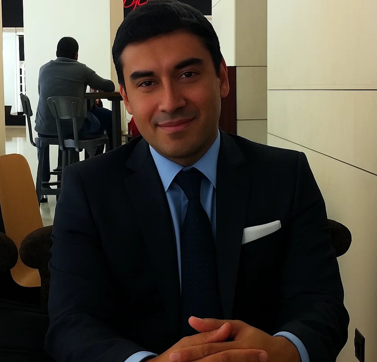 2004 yılında DEÜ Hukuk Fakültesinden mezun olup, 2005 yılında avukatlık stajını tamamlayarak, İzmir Barosuna kaydolmuştur. Bu tarihten itibaren avukat olarak çalışmaktadır. Ayrıca, Anadolu Üniversitesi İktisat Fakültesi mezunu olup, halen DEÜ’de Özel Hukuk bölümünde yüksek lisans eğitimini sürdürmektedir. Arabuluculuk eğitimlerini tamamlayarak, zorunlu ve ihtiyari arabuluculuk yapmaktadır. İngilizce bilmektedir.